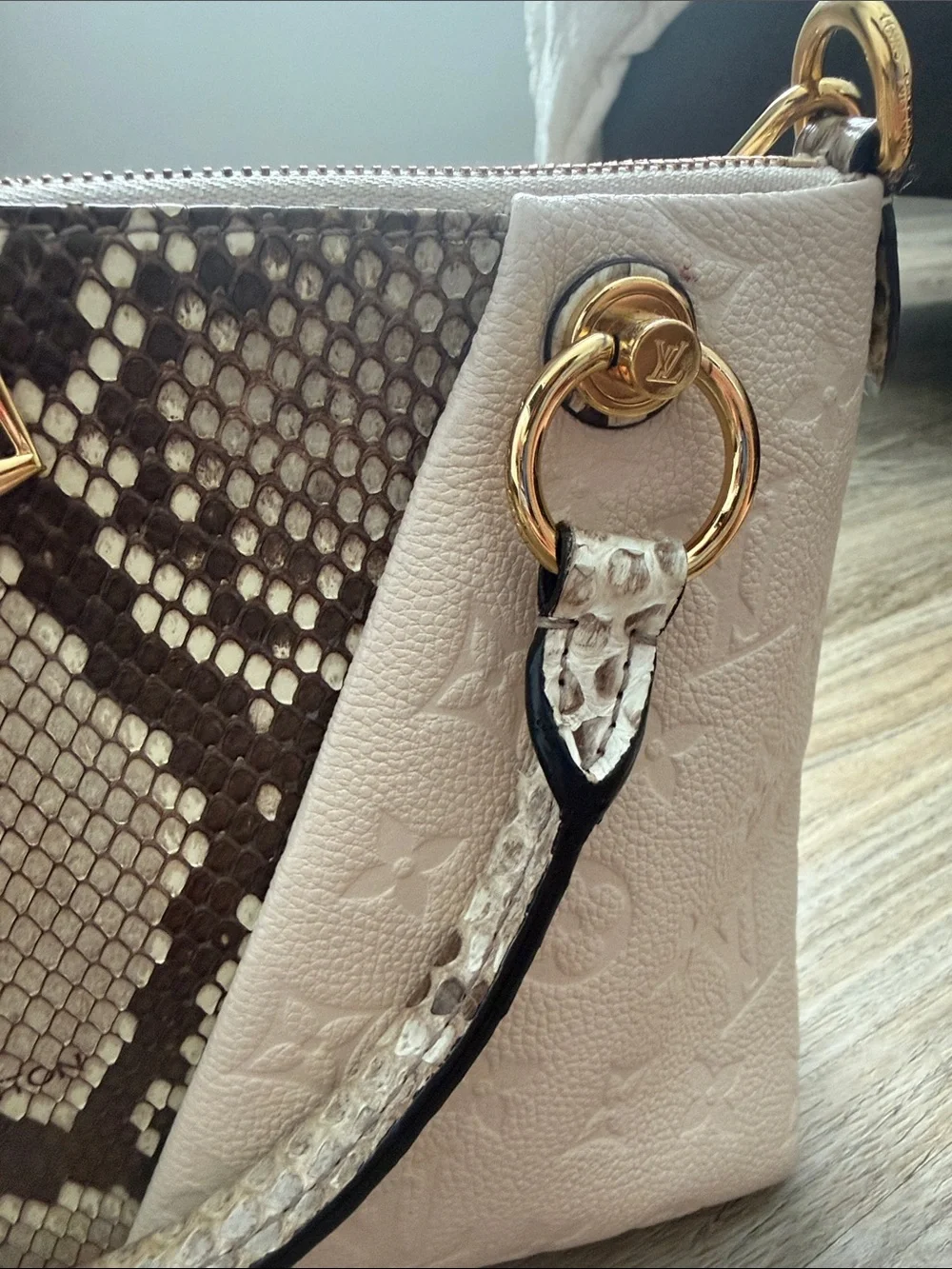 Louis Vuitton python and beige crossbody with gold hardware - Picture 6 of 16